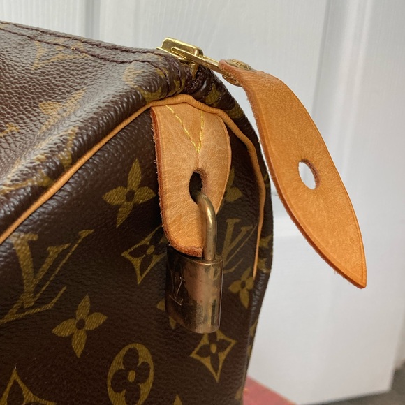 LV Speedy 30 handbag. Gently used… includes dust bag - Picture 9 of 10